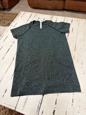 Lululemon dark green Swiftly Tech Short-Sleeve Shirt 2.0  SZ 8